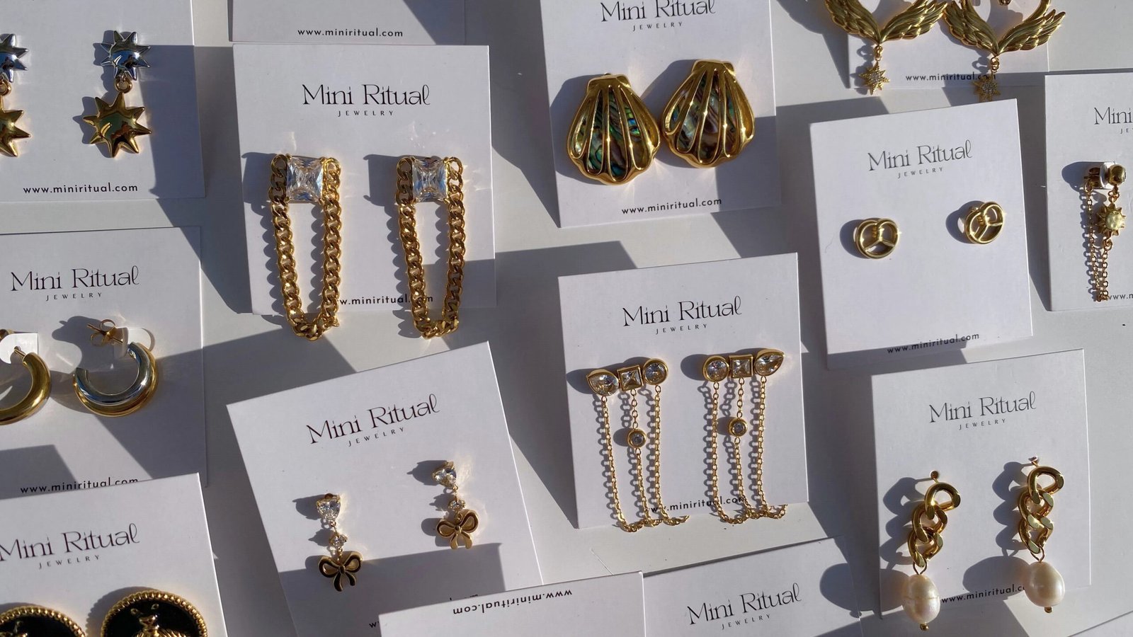 Trendy minimalist earrings for daily style