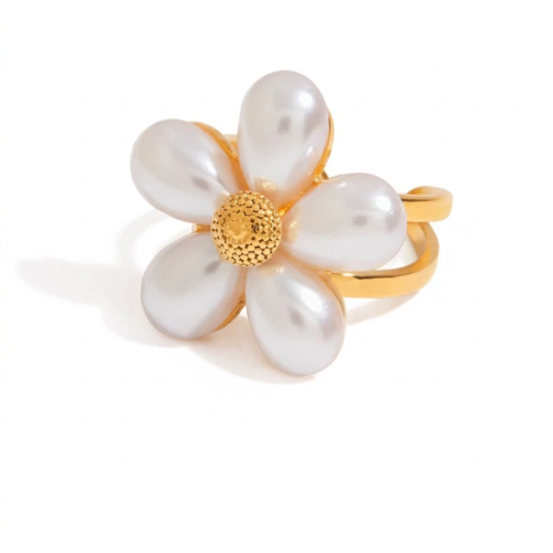 Pearl flower ring in 18K gold plated stainless steel with daisy inspired floral design