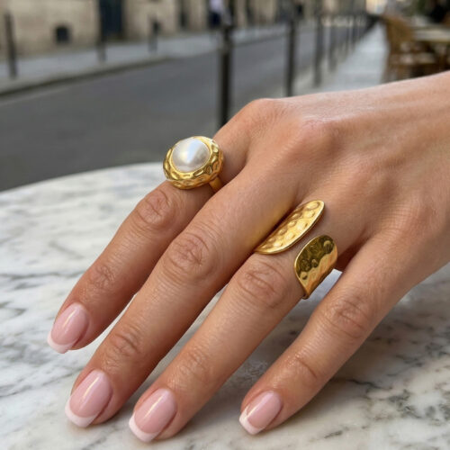 Lila gold pearl ring in 18K gold plated stainless steel with hammered band and pearl detail