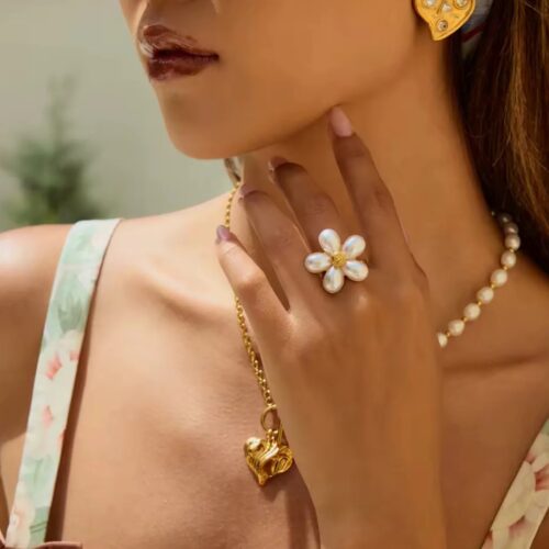 Pearl flower ring in 18K gold plated stainless steel with daisy inspired floral design